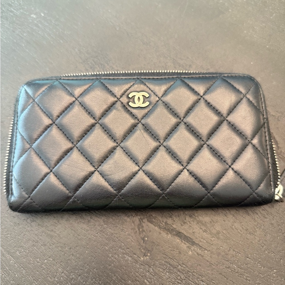 CHANEL Black Quilted Zipper Wallet